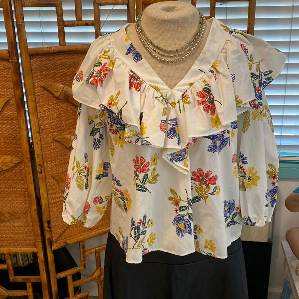 Zara v neck ruffled blouse in size S.